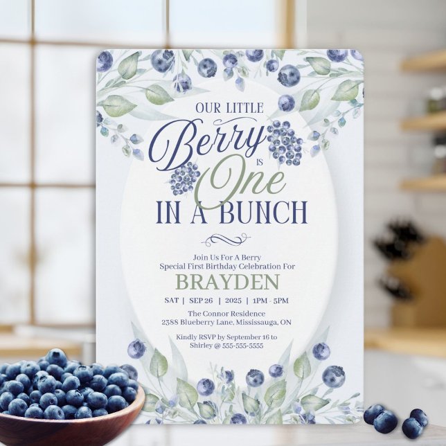 Eins in einem Haufen erste Einladung zum Geburtsta (Celebrate your little one’s first birthday with this elegant blueberry-themed invitation.)