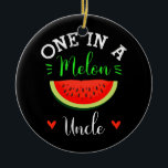 Eins in einem Melon Onkel Watermelon Sommer Funny Keramik Ornament<br><div class="desc">Eins in einem Melon Onkel Watermelon Sommer Funny Familiengeschenk. Perfektes Geschenk für Ihren Vater,  Mama,  Papa,  Männer,  Frauen,  Freunde und Familienmitglieder am Erntedank Tag,  Weihnachten,  Muttertag,  Vatertag,  4. Juli,  1776 Unabhängiger Tag,  Veteranen Tag,  Halloween,  Patrick's Day</div>