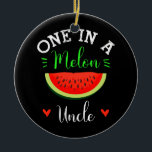Eins in einem Melon Onkel Watermelon Sommer Funny Keramik Ornament<br><div class="desc">Eins in einem Melon Onkel Watermelon Sommer Funny Familiengeschenk. Perfektes Geschenk für Ihren Vater,  Mama,  Papa,  Männer,  Frauen,  Freunde und Familienmitglieder am Erntedank Tag,  Weihnachten,  Muttertag,  Vatertag,  4. Juli,  1776 Unabhängiger Tag,  Veteranen Tag,  Halloween,  Patrick's Day</div>