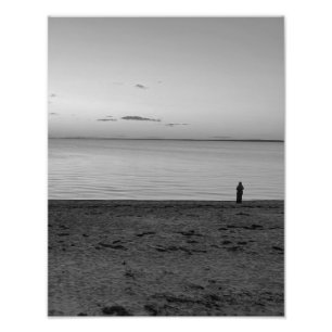 Einsame Figur, die auf dem Ozeanstrand steht, Foto