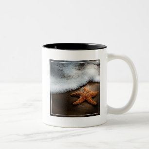 Einsame Starfish auf dem Strand Zweifarbige Tasse