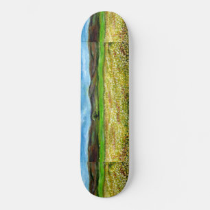 EINSAMER BAUM AUF DEM GELBEN BLUMENFELD, TUSKANIEN SKATEBOARD