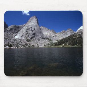 Einsamer See und Gipfel Mousepad
