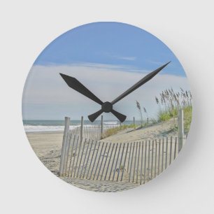 einsamer Strand Runde Wanduhr