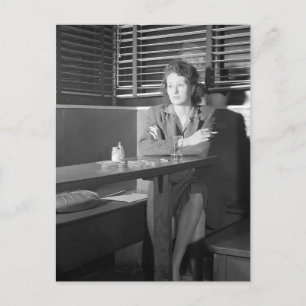 Einsames Mädchen in einer Bar, 1943 Postkarte
