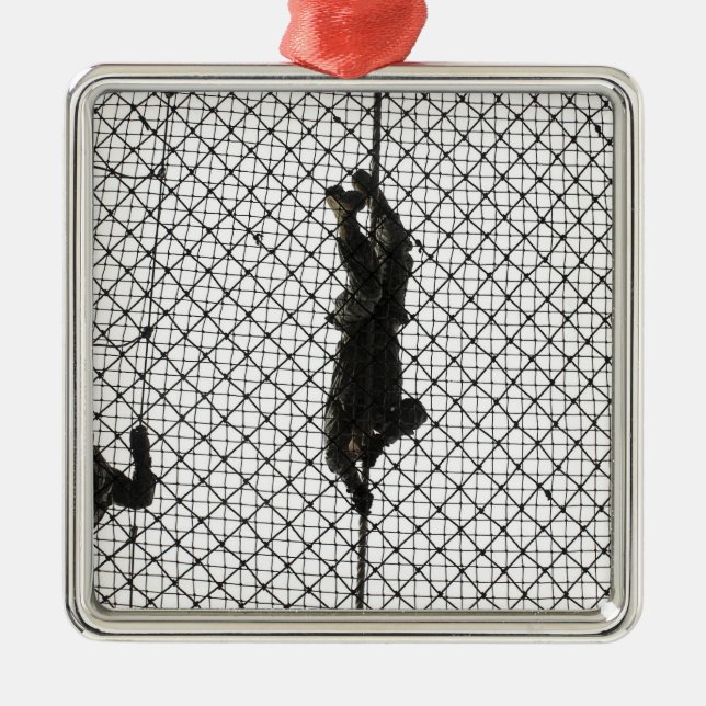 Einstellung eines Hindernisses Silbernes Ornament (Vorne)