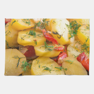 Eintopfgericht der Kartoffeln mit Zwiebel, grünem Küchentuch
