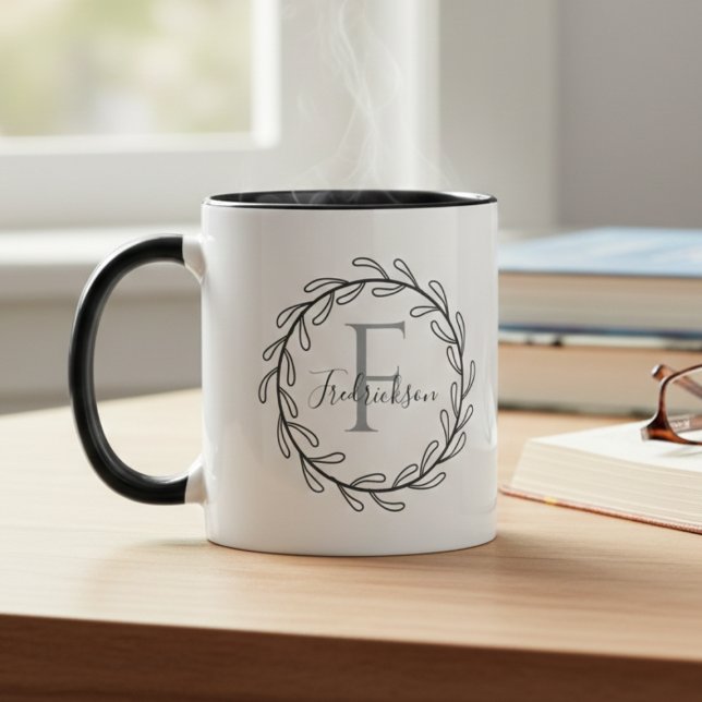 Einweihung Botanischer Blattkranz Monogramm Tasse (Minimalist botanical leaf wreath for a housewarming — perfect gift idea for teachers or friends)