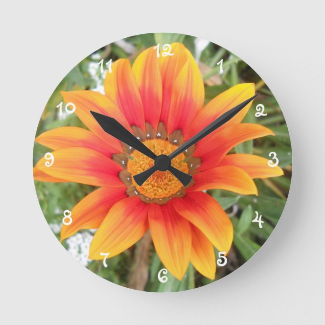 Einzelne orangefarbene Blume Runde Wanduhr (Vorderseite)