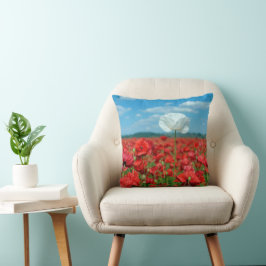 Einzelne weiße Mohnblume in einem roten Mohnfeld Kissen