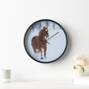 Einzelnes Pferd läuft im Schnee Uhr