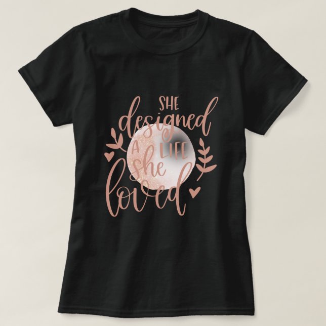 Einzigartig entwarf sie ein Leben, das sie liebte  T-Shirt (Design vorne)