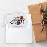 Einzigartig Joy Merry Christmas Foto Ornament Karte<br><div class="desc">Ein schlichtes und festliches Design mit einem Foto im Wort JOY gegen sehr fröhliche Heilige Beeren. Dieses Foto ist einfach mit Ihrer Personalisierung auf der Vorder- und Rückseite personalisiert. Ideal als Geschenk und Sake für diese Weihnachtszeit!</div>