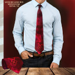 Einzigartig Modernes Rotes Monogramm Anfänger-Neck Krawatte<br><div class="desc">Karo aus dieser phantastischen Krawatte für ihn auf einem Wein rot-burgundy Design mit einem Monogramm, das leicht aktualisiert werden kann. Dies ist eine einzigartige Krawatte, die von Hand gemalt wurde. Diese einzigartige moderne, schicke Krawatte wird eine großartige Ergänzung zu seinem Geschäftssortiment für Ihren Vater, Freund, Bruder oder Vater sein. Sie...</div>