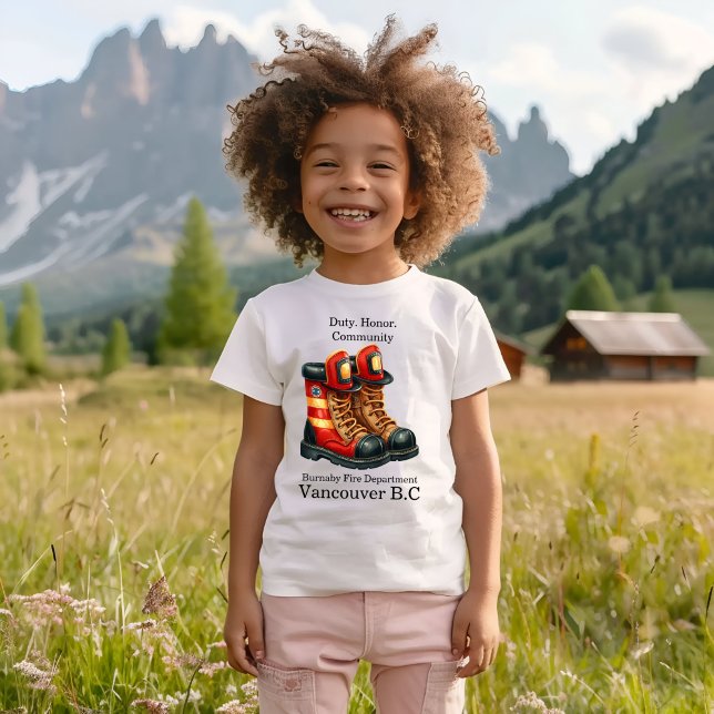 Einzigartige Feuerwehrschuhe, die nach einem lange T-Shirt (Von Creator hochgeladen)