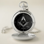Einzigartige Geschenke der Freimaurerei | Black Si Taschenuhr<br><div class="desc">Wenn Sie nach individuellen, einzigartigen Freimaurergeschenken suchen, hier ist eine schwarz-silberne Masonic Taschenuhr, die mit Ihrem eigenen Text personalisiert werden kann, wie z... Das elegante Design besticht durch ein modernes silbernes Quadrat und ein Kompass-Freimaurersymbol auf schwarzem Hintergrund mit weißen Akzenten. Verändern Sie die Hintergrundfarbe leicht in etwas Anderes, ebenso wie...</div>