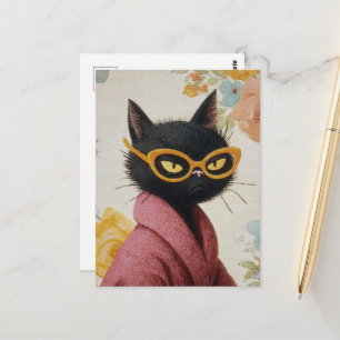 Einzigartige Katzenattitüde im Bademantel und mit Postkarte