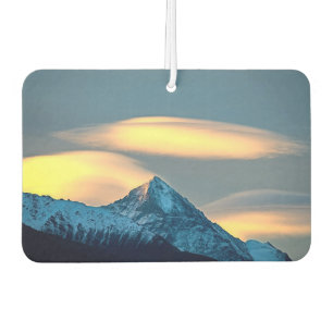 Einzigartige Wolken über schneebedeckte Berge Autolufterfrischer