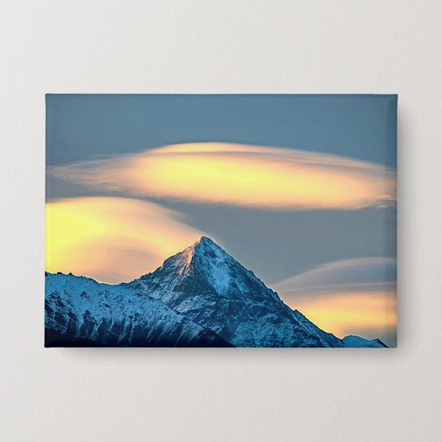 Einzigartige Wolken über schneebedeckte Berge Button (Vorderseite)