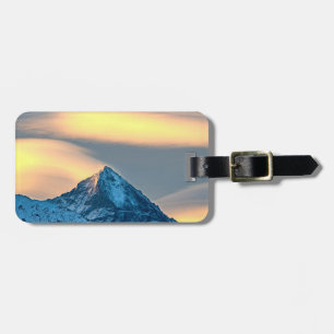 Einzigartige Wolken über schneebedeckte Berge Gepäckanhänger