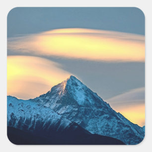 Einzigartige Wolken über schneebedeckte Berge Quadratischer Aufkleber