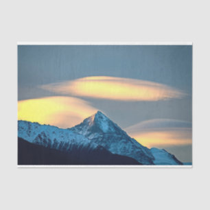 Einzigartige Wolken über schneebedeckte Berge Seidenpapier