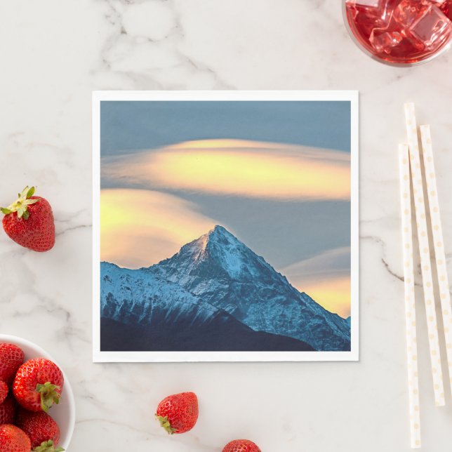 Einzigartige Wolken über schneebedeckte Berge Serviette (Beispiel)