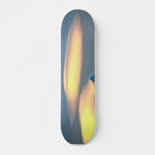 Einzigartige Wolken über schneebedeckte Berge Skateboard (Vorne)