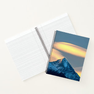 Einzigartige Wolken über schneebedeckten Bergen Notizbuch
