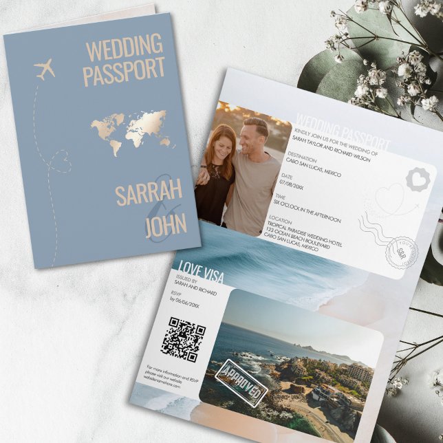Einzigartiger moderner Reisepass-Hochzeit in Urlau Einladung (modern wedding passport in dusty blue color with golden world map)