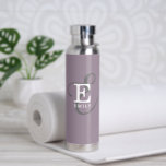 Einzigartiger Stilname und Monogramm-Typografie Li Trinkflasche<br><div class="desc">Es geht um dich mit diesem schönen Wasserflaschendesign. Es hat eine elegante, stilvolle Darstellung Ihres Namens und Monogramms mit klassischen Serifen und einer verzierteren Schriftzypografie in einer ausgewogenen Symmetrie. Die drei Elemente verschmelzen mit einer ausgeklügelten Harmonie und kreieren Ihr eigenes Markenlogo. Hier mit einem weißen und grauen Text auf einem...</div>