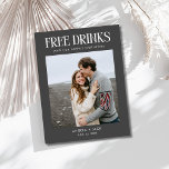 Einzigartiges Foto-Hochzeitsszenario speichern Sie Ankündigungspostkarte<br><div class="desc">Diese einzigartigen Foto Save the Date Postkarten sind perfekt für das lustige Paar, das nicht darauf warten kann, ihre großen Neuigkeiten mit Familie und Freunden zu teilen! Mit einem modernen und spielerischen "Free Drinks (und unser fröhliches aller Zeiten)" Design in schlichtgrau, lasse diese Postkarte Ihnen, Ihre Persönlichkeit mit einem individuell...</div>