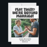 Einzigartiges lustiges Erlebnis Spaß Zitat Fun Fot Save The Date<br><div class="desc">Feiern Sie Ihre unerwartete Liebe mit dieser lustigen und modernen Hochzeitsankündigungskarte! Mit einer mutigen Retrotypografie, die lautet: "Plot Drehung: We Get Married!", zusammen mit einem anpassbaren Foto und den Einzelheiten der Hochzeit, ist dieses spielerische Design perfekt für Paare, die ein bisschen Spaß Liebe haben. Eine großartige Möglichkeit, Ihre spannenden Neuigkeiten...</div>