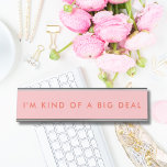 Einzigartiges rosa Novelty Funny Desk Name Plate Schreibtischnamensplakette<br><div class="desc">Die Teller sind lustige Schreibtischschilder und Büroschilder für Schreibtische mit Ihrem Lieblingsalon, Joker Zitat. Unser lustiger Name Teller, der als benutzerdefiniertes Büroschild oder Schreibtischschild verwendet werden kann. Das Design ist minimalistisch, modern und modern. Gerne können Sie sich nach Ihren Wünschen anpassen und personalisieren oder sich unsere anderen lustigen Schilder für...</div>