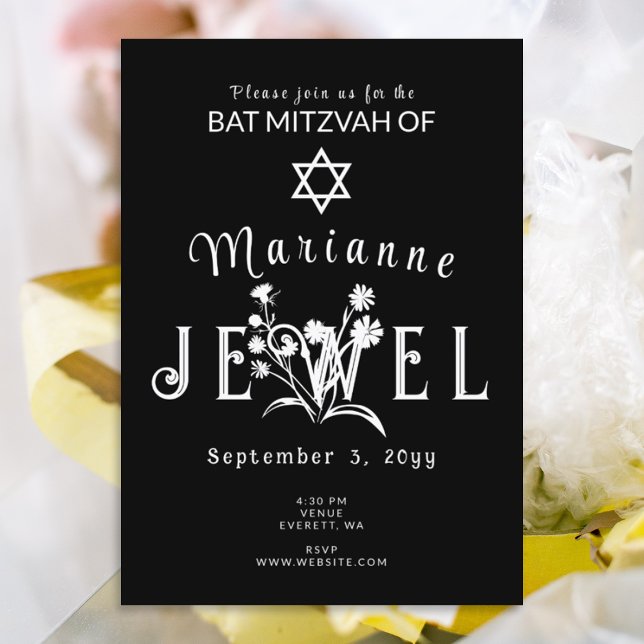 Einzigartiges Schwarzes Bat Mitzvah Floral Typogra Einladung (stylish black and white bat mitzvah invitations with unique floral lettering)