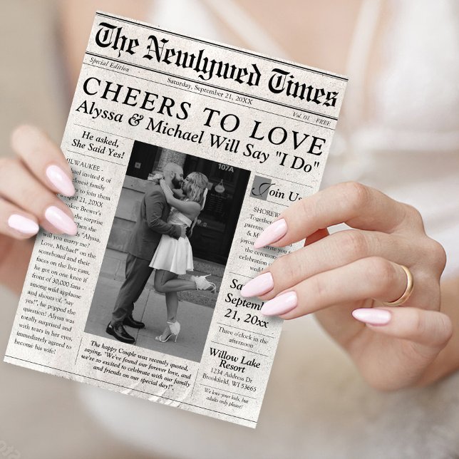 Einzigartiges Zeitungseinladungs-Foto Timeline Einladung (Cheers to Love The Newlywed Times trendy newspaper editorial black &  white photo wedding invitation)