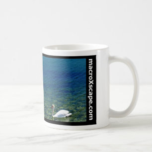 einziger Schwan im blauen Ozean Kaffeetasse