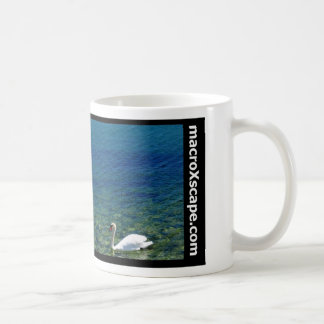 einziger Schwan im blauen Ozean Kaffeetasse