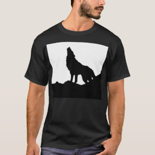 Einziger Wolf stehend auf einem Hügel T-Shirt
