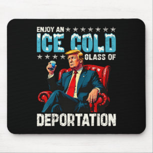 Eis genießt ein eiskaltes Gl von Deportation Shirt Mousepad