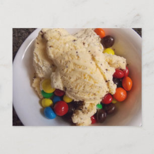 Eis mit Leckereien auf Postkarte