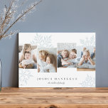 Eis | Schneefallen 4 Foto Collage Hanukkah Feiertagskarte<br><div class="desc">Das einzigartige moderne Hanukkah-Kartendesign besticht durch vier beliebte Fotos,  die nebeneinander mit übergroßen blassblauen Schneeflocken-Silhouetten im Hintergrund angeordnet sind. Personalisieren Sie Ihren individuellen Urlaubsgruß und Familiennamen unten in klassischer Schrift; gezeigt mit "Joyous Hanukkah".</div>