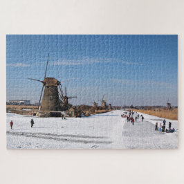 Eis-Skaten entlang den Windmühlen im Winter Puzzle