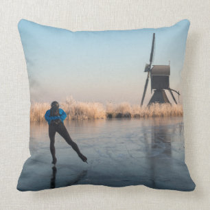 Eis-Skaten hinter Windmühle und REEDkissen Kissen