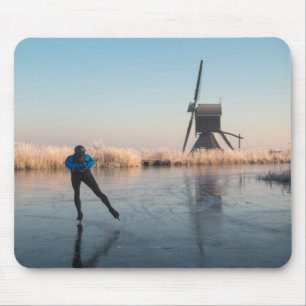 Eis-Skaten hinter Windmühle und REEDmousepad Mousepad