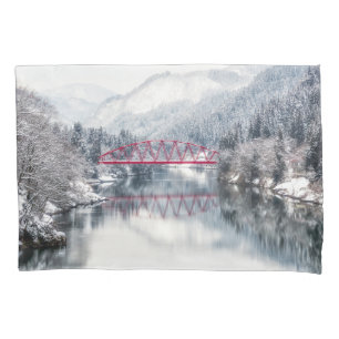 Eis und Schnee   Rote Brücke im Winter, Japan Kissenbezug