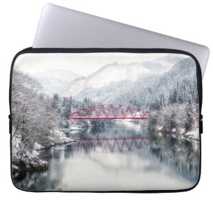 Eis und Schnee   Rote Brücke im Winter, Japan Laptopschutzhülle