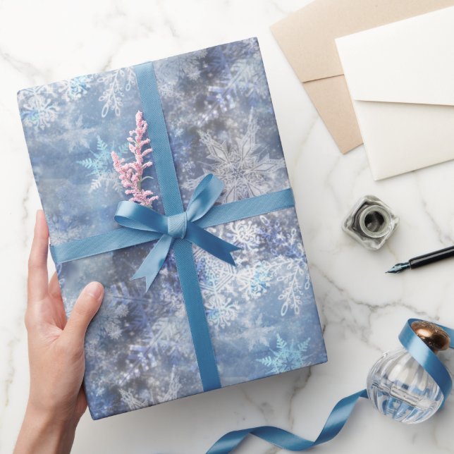 Eis und Schnee Textured Blue Weihnachtsmuster Geschenkpapier (Schenken)