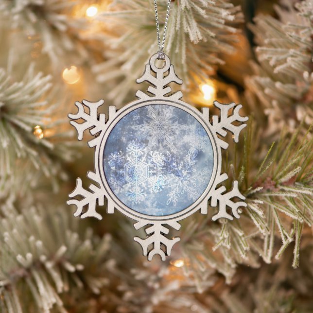 Eis und Schnee Textured Blue Weihnachtsmuster Schneeflocken Zinn-Ornament (Baum)
