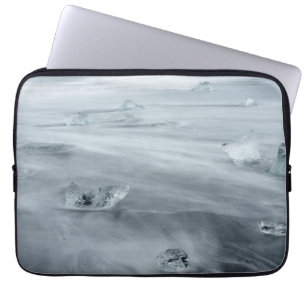 Eis und Wasser an einem Strand, Island Laptopschutzhülle